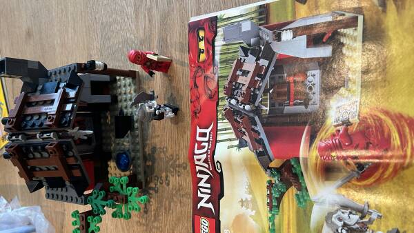 TE KOOP : set 2508, ninjago blacksmith shop, 178 steentjes, 2 minifigs